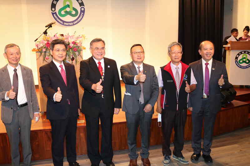 李校長與貴賓開心合影；〈左至右〉聯大校友總會榮譽理事長鐘福祥、榮譽博士鄧傳馨、李偉賢校長、校友總會總會長許育誠、監事長劉玉湖、傑出校友協會理事長林澤民。圖片