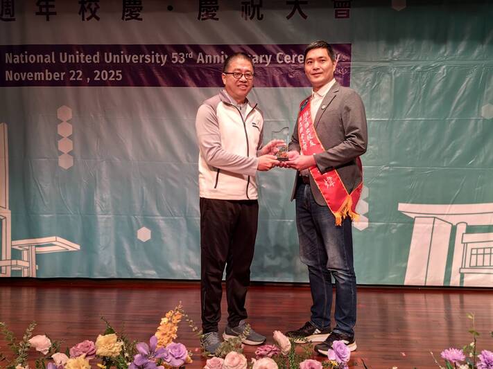 侯帝光校長(左)與黃智煒傑出校友(右)圖片