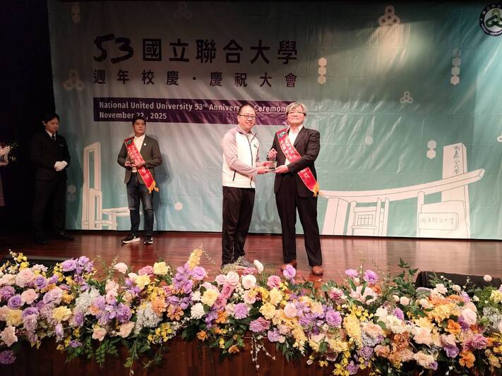 侯帝光校長(左)與獲獎人黃騰毅傑出校友，由環安系友會邱孔濱會長(右)代領圖片