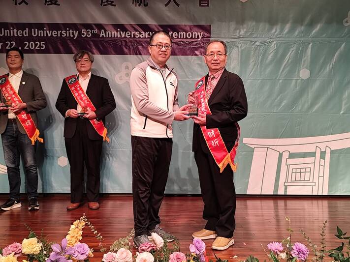 侯帝光校長(左)與廖財炘傑出校友(右)圖片