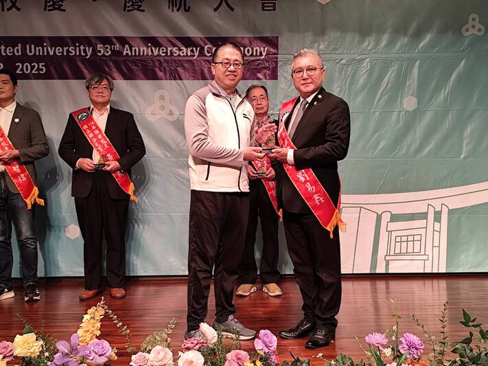 侯帝光校長(左)與劉易鑫傑出校友(右)圖片