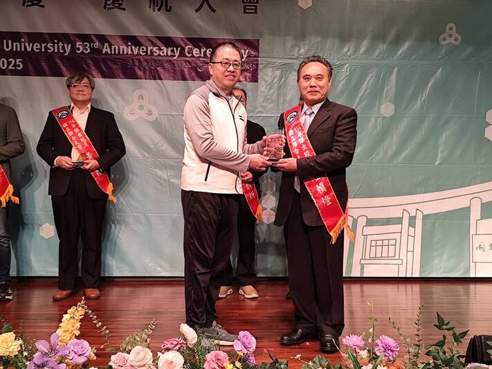 侯帝光校長(左)與羅賴燈傑出校友(右)圖片