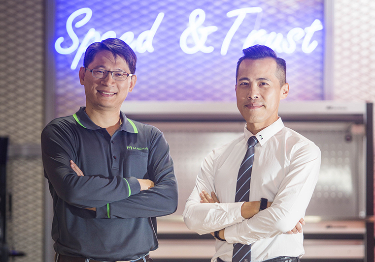明昌董事長張庭維（右）及總經理陳琮仁（左）因應產業趨勢、積極數位轉型，以創新靈活展開明昌的新布局。