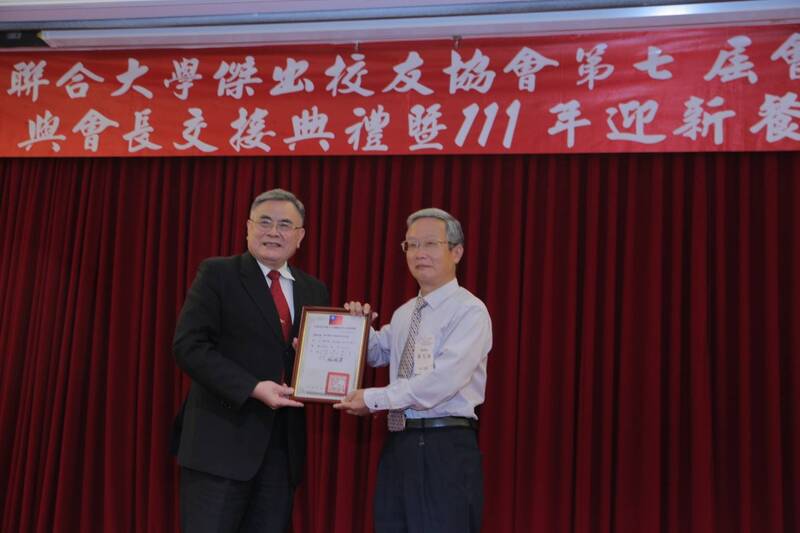 李偉賢校長〈左〉頒發理事長當選證書給新任劉玉湖理事長